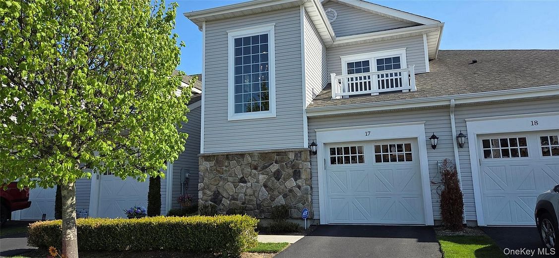 17 Greentree Court