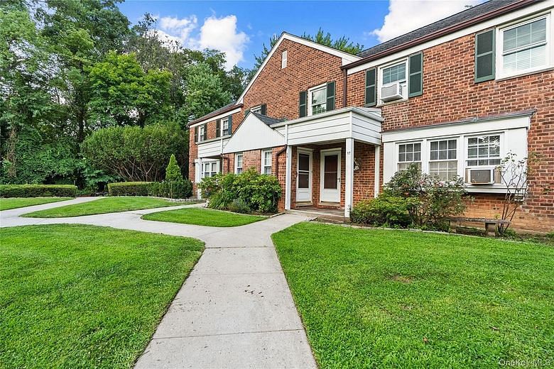17 Robins Crescent #17
