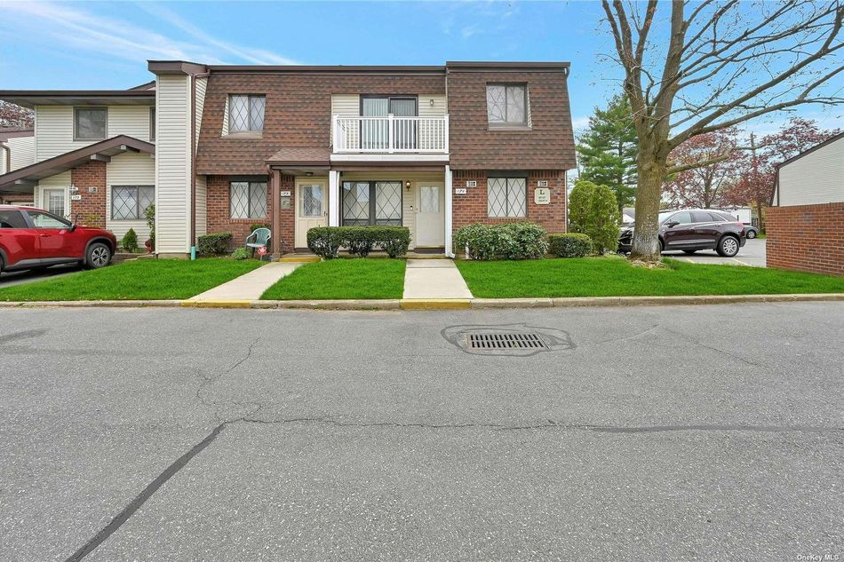 Image 1 of 18 for 174 Cambridge Drive E #1747 in Long Island, Copiague, NY, 11726