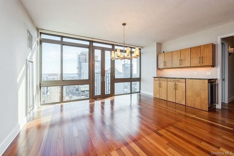 175 Huguenot Street #1604