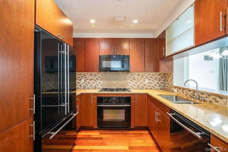 175 Huguenot Street #1607