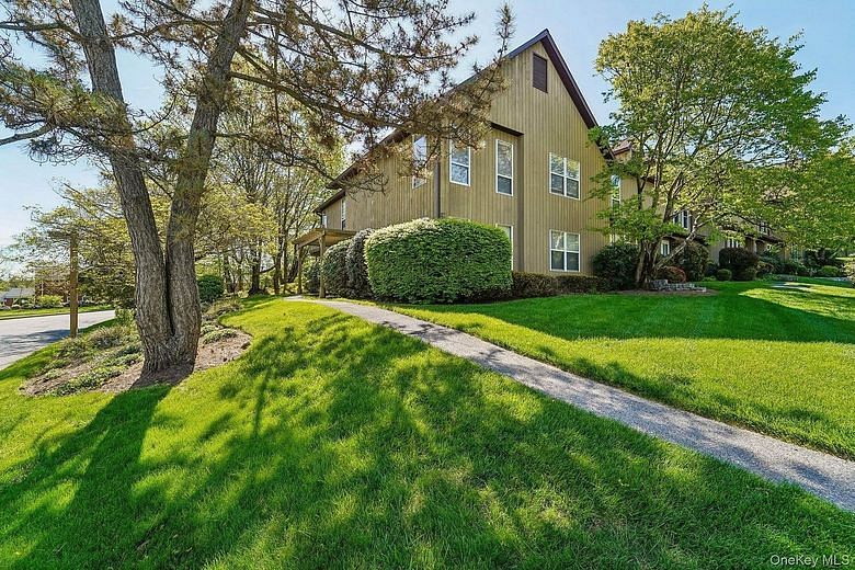 18 BROOKE HOLLOW Lane