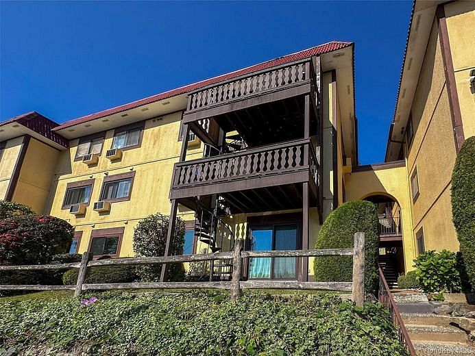 18 Granada Crescent #1