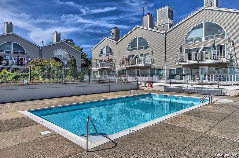 18 Windward Lane #17