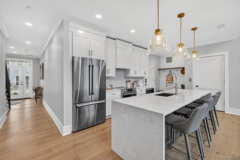 1806 Soundview Court