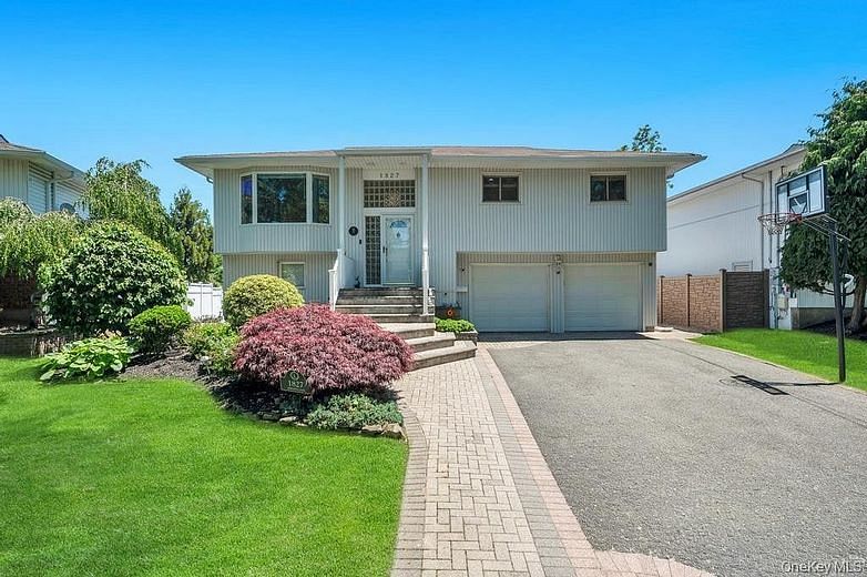 1827 Roberta Lane