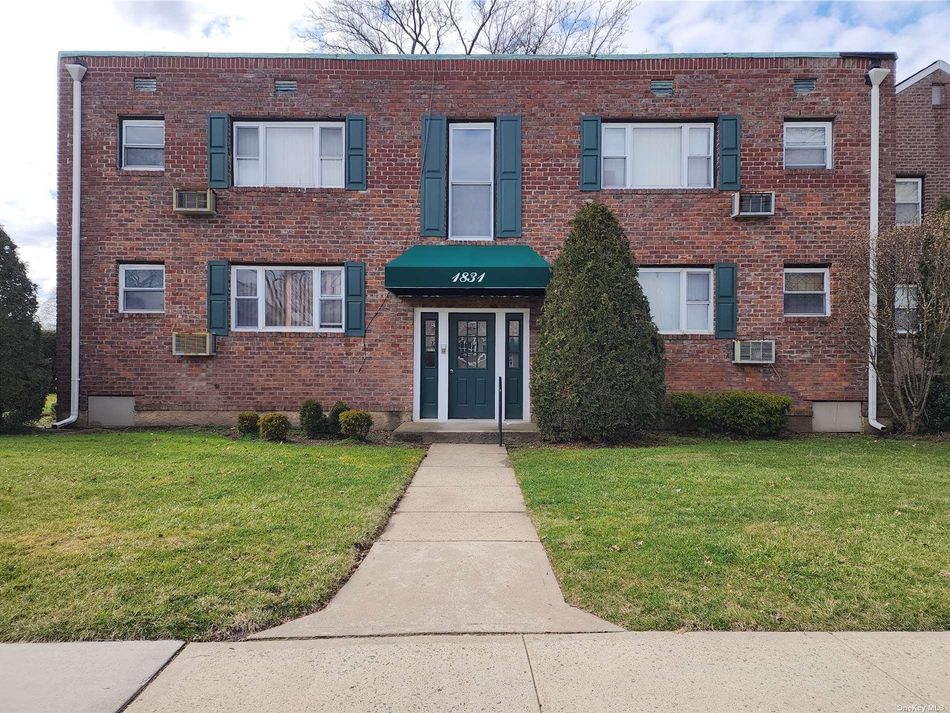Image 1 of 14 for 1831 Olive Avenue #3 in Long Island, Valley Stream, NY, 11580