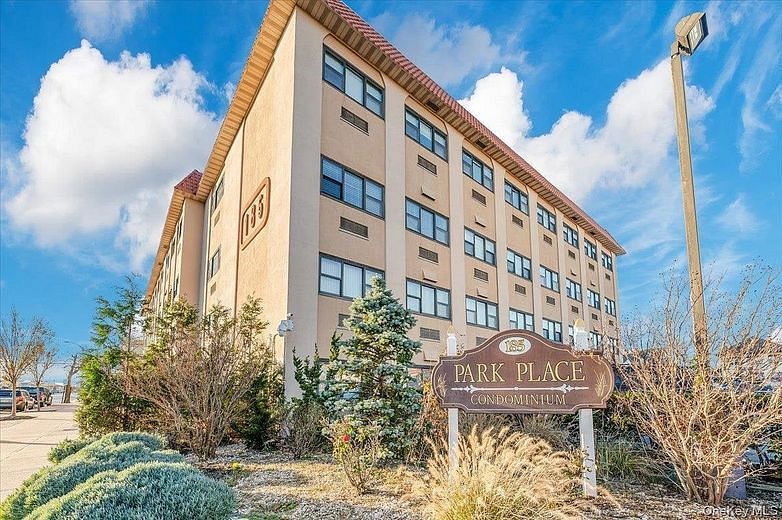 185 W Park Avenue #201