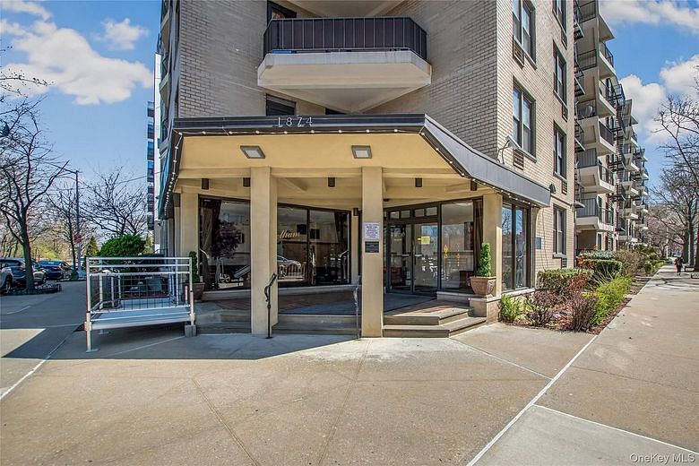 1874 Pelham Parkway S #4A