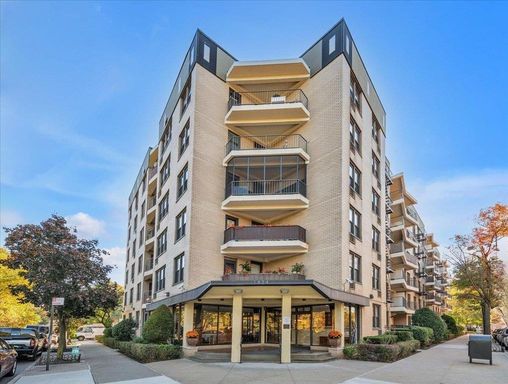 1874 Pelham Parkway South #4R