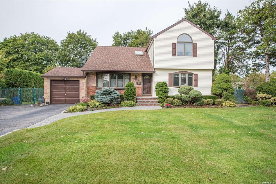 Image 1 of 30 for 4 Ott Place in Long Island, Commack, NY, 11725
