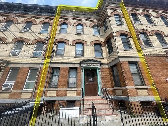 1881 Putnam Avenue
