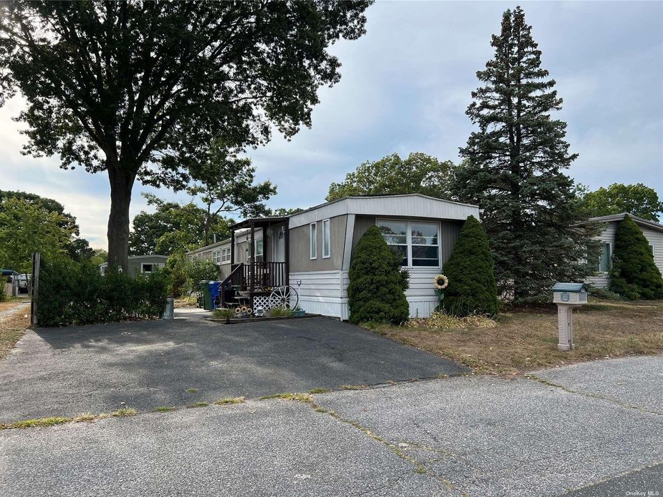 Image 1 of 14 for 40 Sunflower Drive in Long Island, Bohemia, NY, 11716