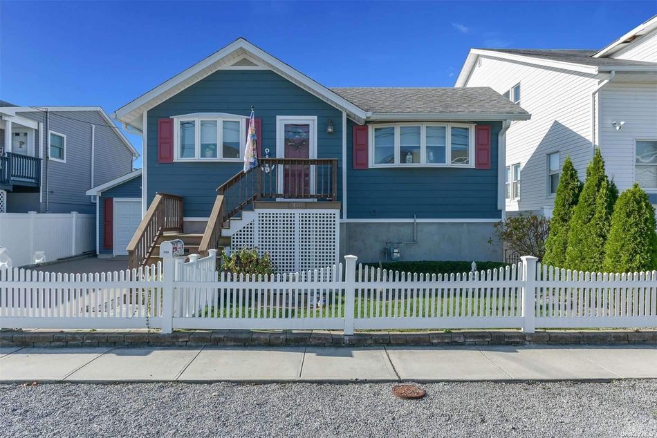 Image 1 of 29 for 781 S 7th Street in Long Island, Lindenhurst, NY, 11757