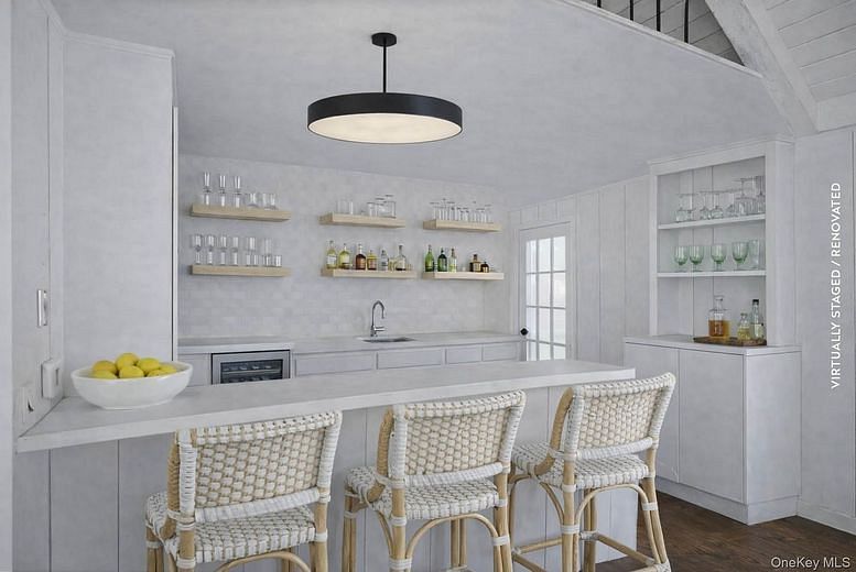 19 Quaquanantuck Lane