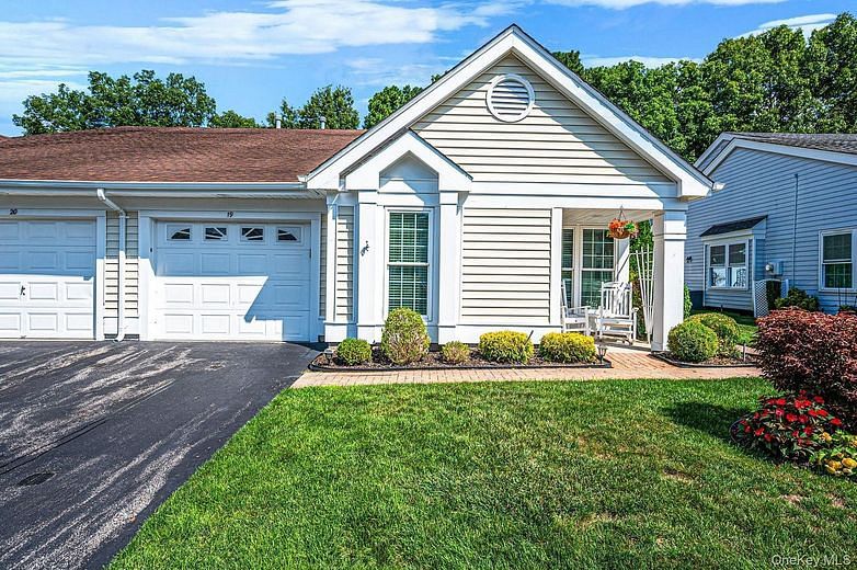 19 Sayville Court