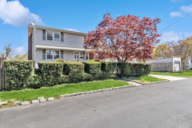Image 1 of 25 for 190 N Broome Avenue in Long Island, Lindenhurst, NY, 11757