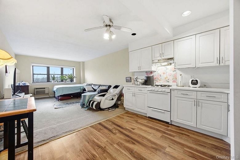 1910 Pelham Parkway South #4E