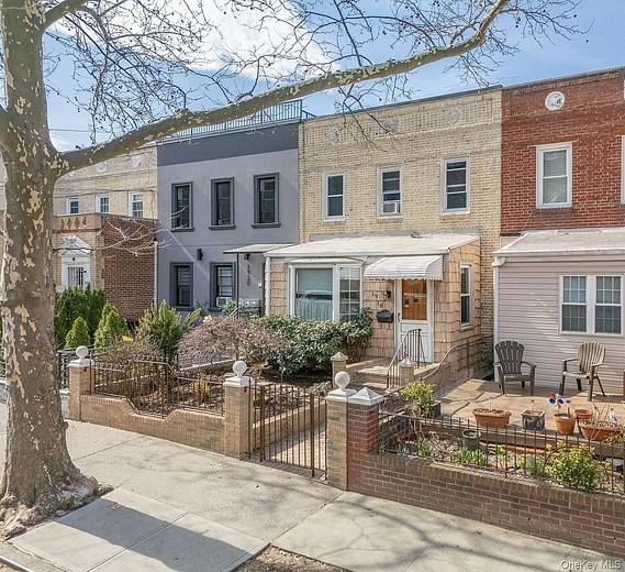 1918 Ditmars Boulevard