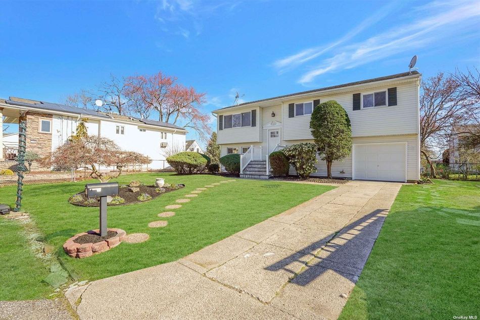 Image 1 of 30 for 192 Maple Court in Long Island, Copiague, NY, 11726