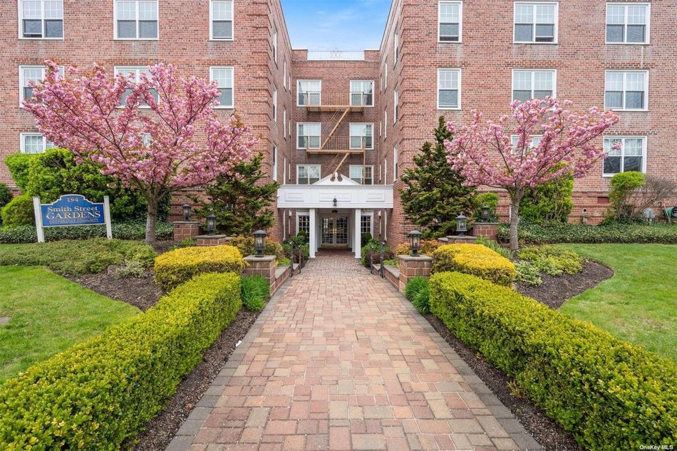 Image 1 of 24 for 194 Smith Street #1R in Long Island, Freeport, NY, 11520