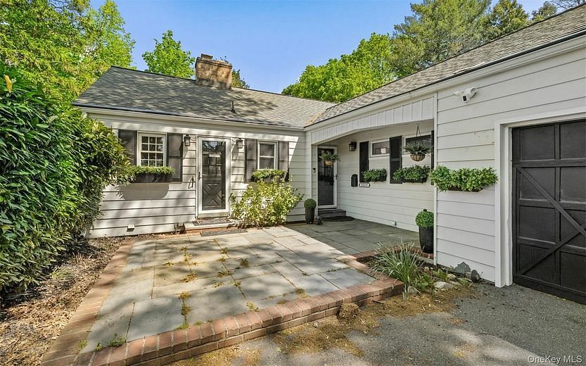 194 W Neck Road