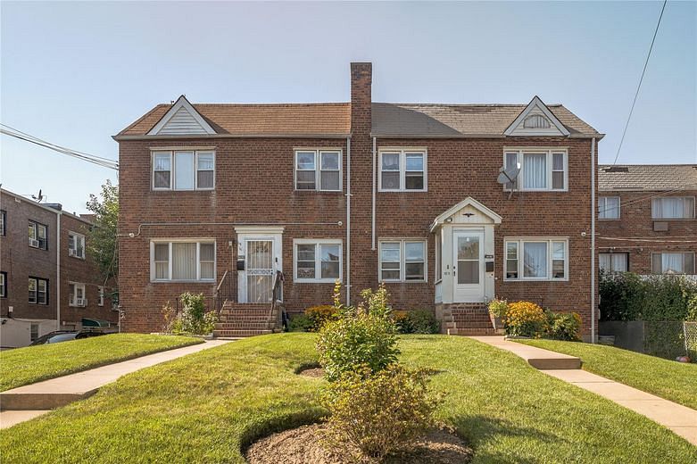 19511 Woodhull Avenue