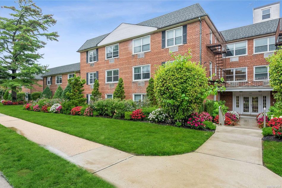 Image 1 of 17 for 124 South Park Avenue #2V in Long Island, Rockville Centre, NY, 11570