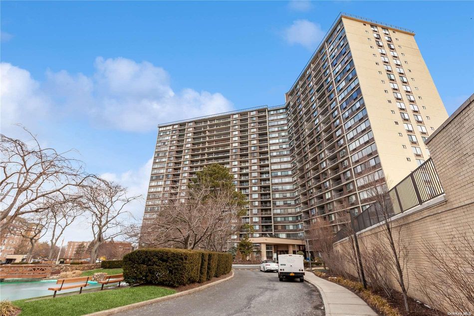 Image 1 of 11 for 2 Bay Club Drive #8z3 in Queens, Bayside, NY, 11360