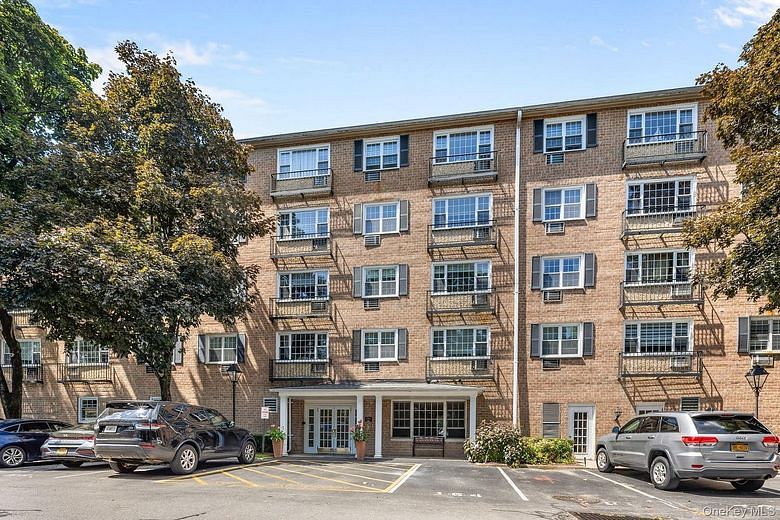 2 Consulate Drive #3G