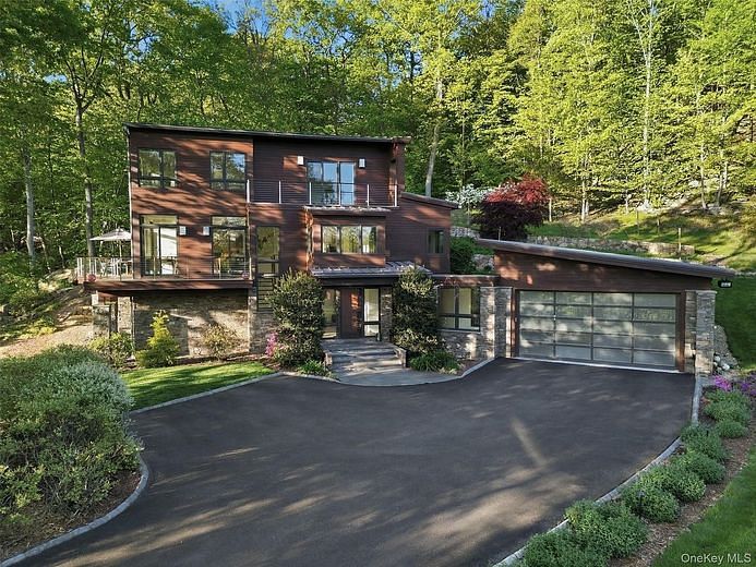 2 Lakeridge Drive