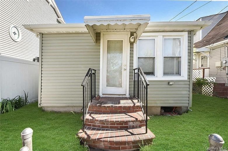 2 Sampson Street E