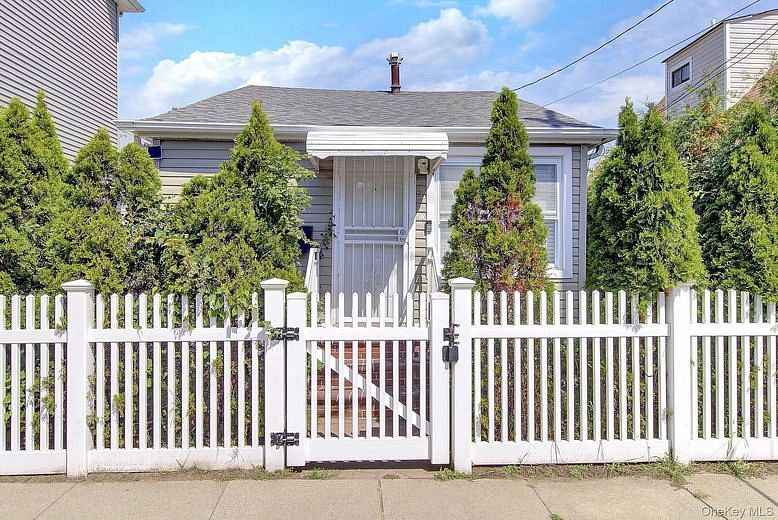 2 Sampson Street E