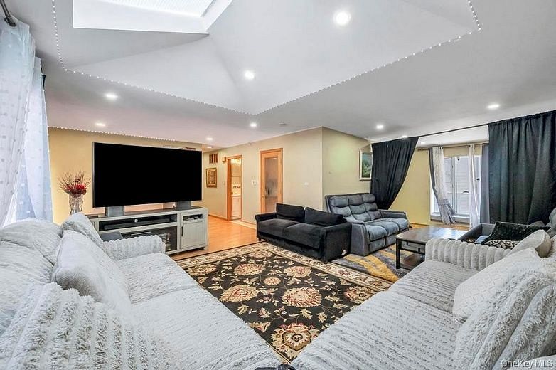 2 Valley Greens Drive