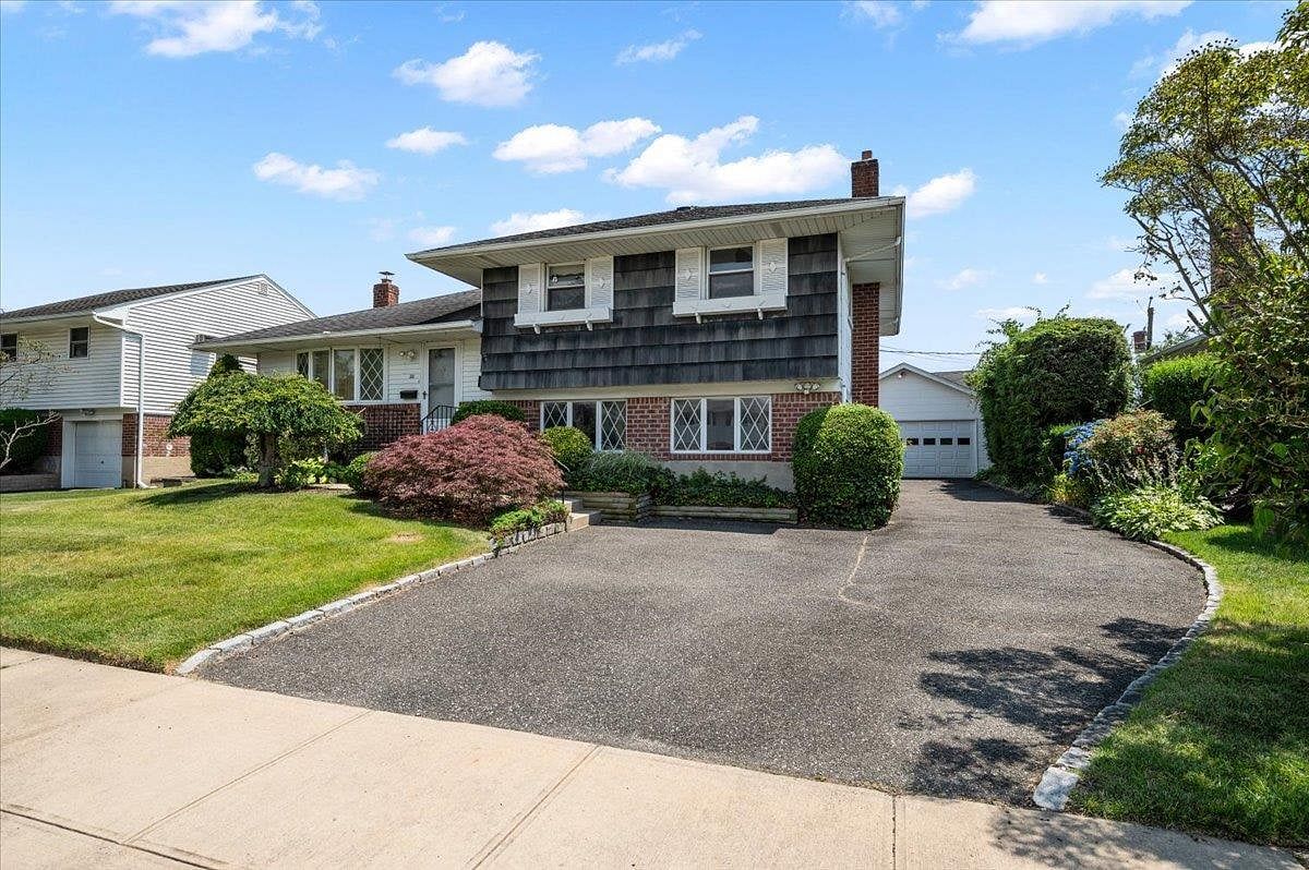 Image 1 of 42 for 20 Deb Street in Long Island, Oyster Bay, NY, 11803