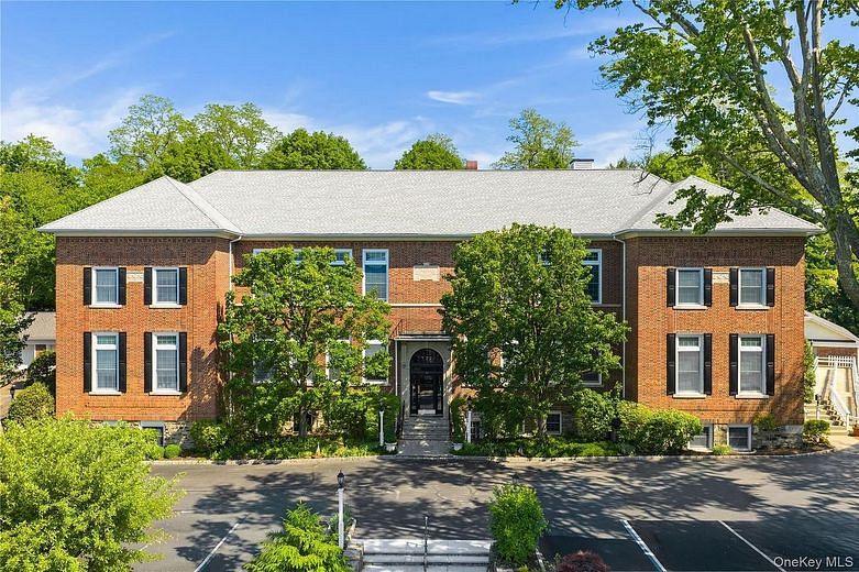 20 Whippoorwill Road E #2J