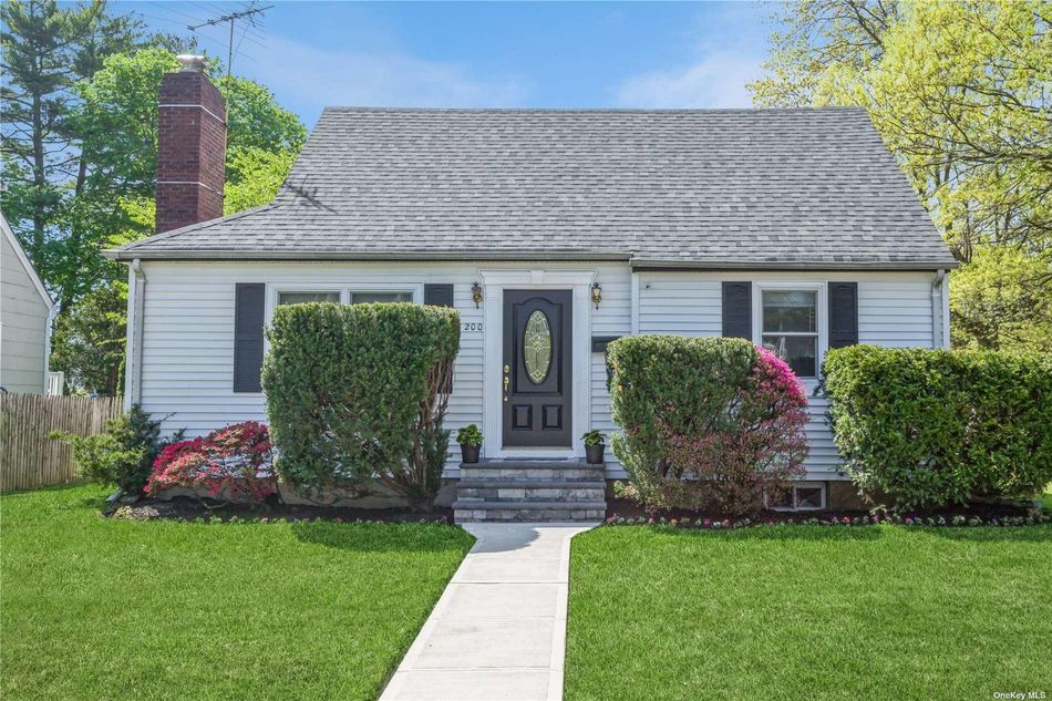 Image 1 of 26 for 200 Madison Avenue in Long Island, North Baldwin, NY, 11510