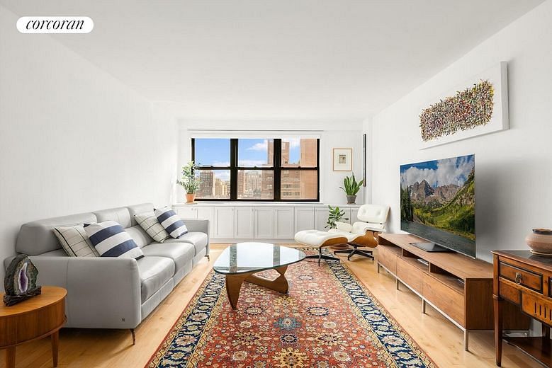 201 East 28th Street #18B