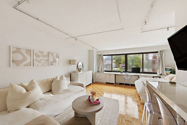 201 West 21st Street #6H