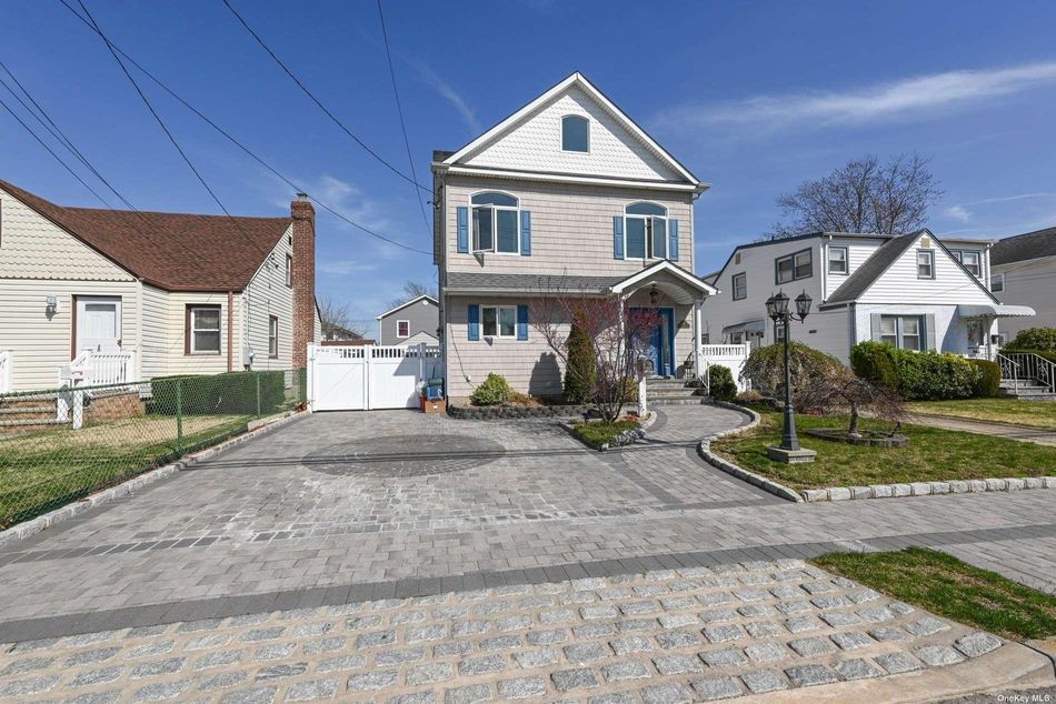 Image 1 of 28 for 202 S Euston Road S in Long Island, Garden City South, NY, 11530