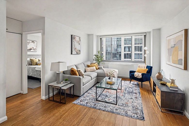 2025 Broadway #18B