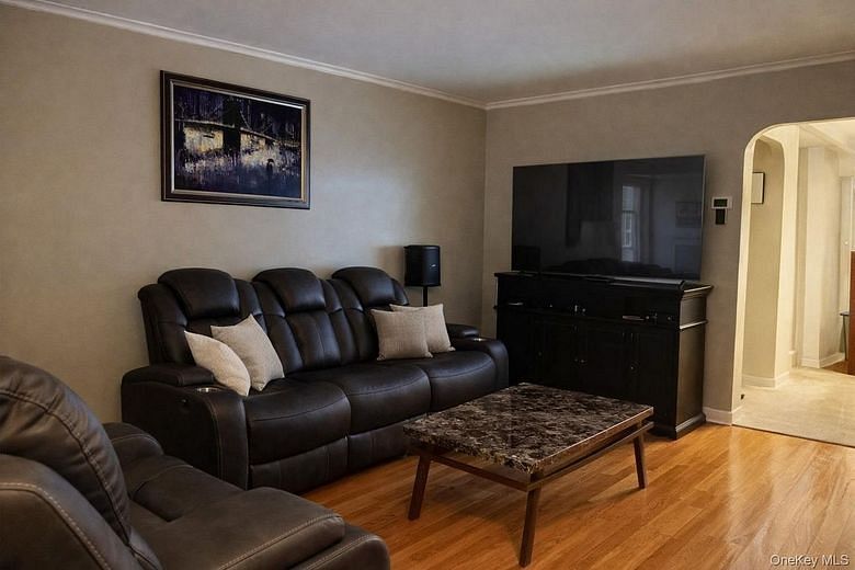 2027 Mayflower Avenue