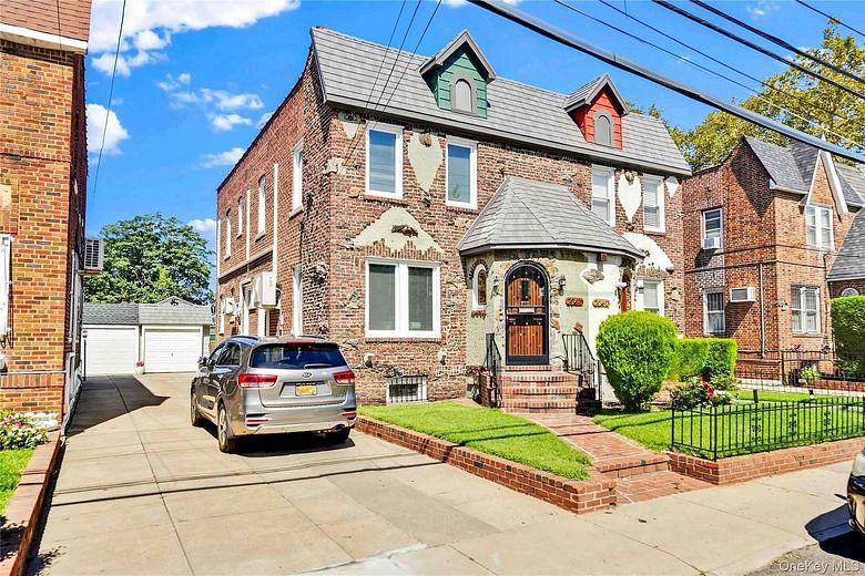 204-11 Murdock Avenue