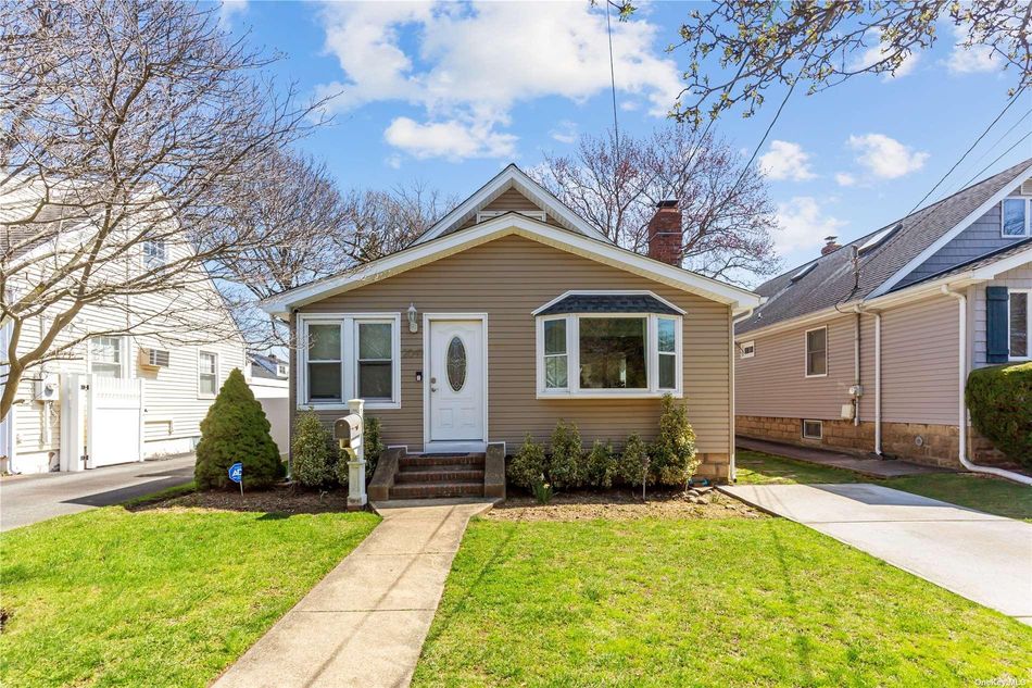 Image 1 of 25 for 2049 Chestnut Street in Long Island, North Baldwin, NY, 11510