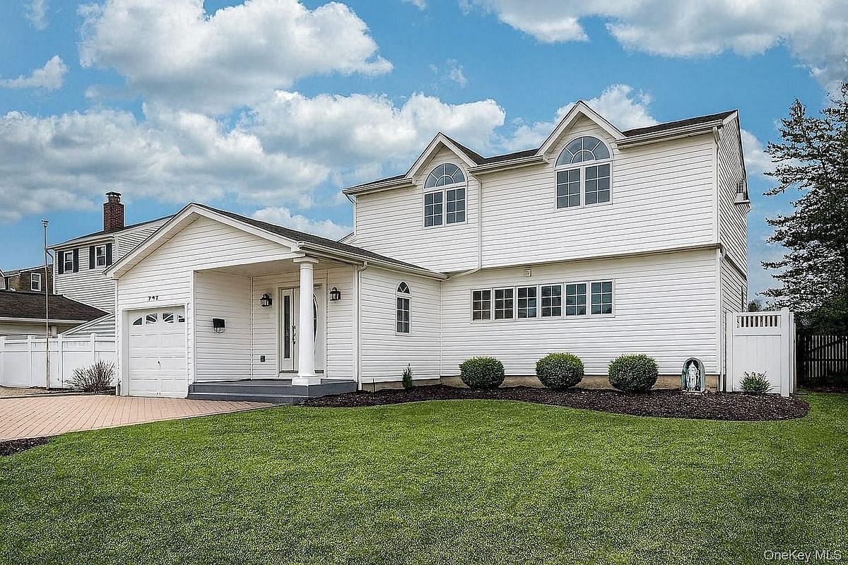 Image 1 of 45 for 204A Broadway in Long Island, Oyster Bay, NY, 11762