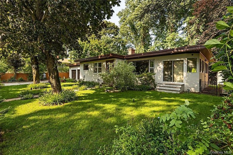 206 Cliff Road W
