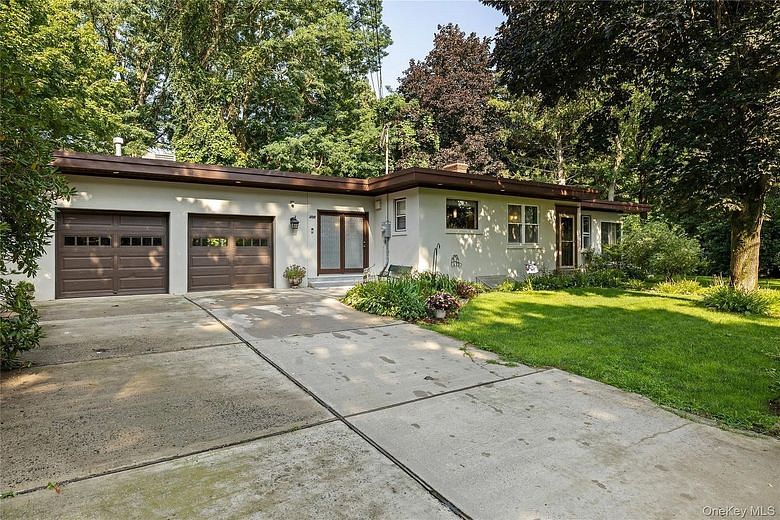 206 Cliff Road W