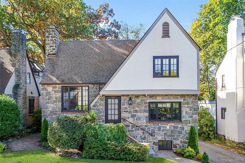 206 Knollwood Avenue