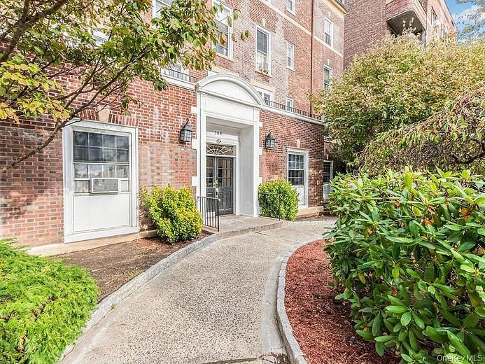 208 Centre Avenue #5k