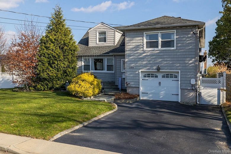 208 Island Parkway W